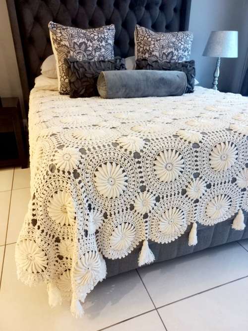 White Vintage Hand Crochet Bedspread/bed cover (Queen)