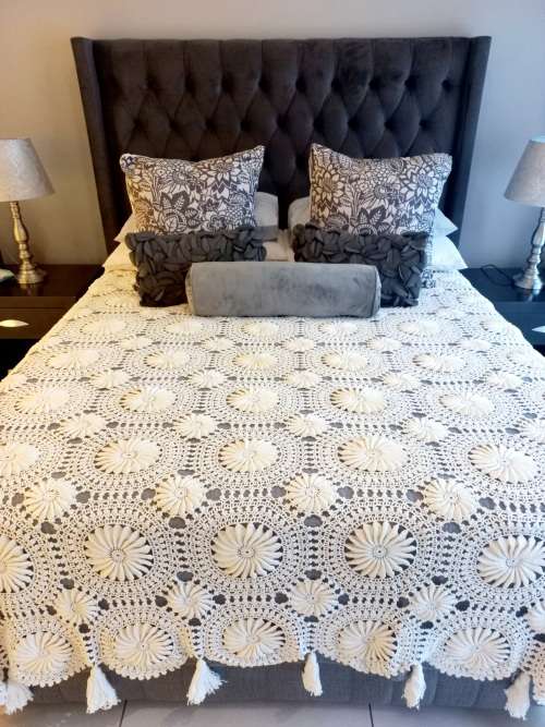 White Vintage Hand Crochet Bedspread/bed cover (Queen)