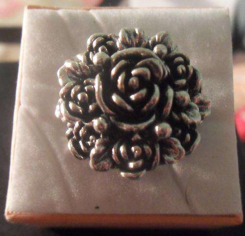 Detailed rose ring with ajustable band