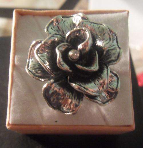 Silver ring with diamante in middle - size ajustable