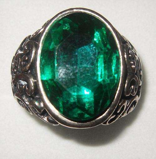 Silver ring with emerald stone - Size 9