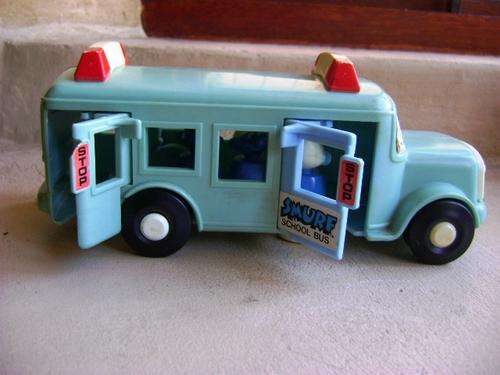 1982 PEYO SMURF BUS WITH THREE PASSENGER SMURFS