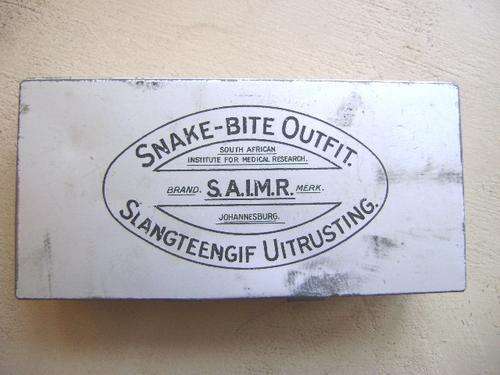 1970 VINTAGE S.A.I.M.R. SNAKE BITE OUTFIT/SLANGTEENGIF UITRUSTING