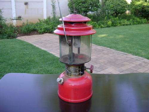 LARGE RED COLEMAN KEROSENE LAMP IN GOOD CONDITION