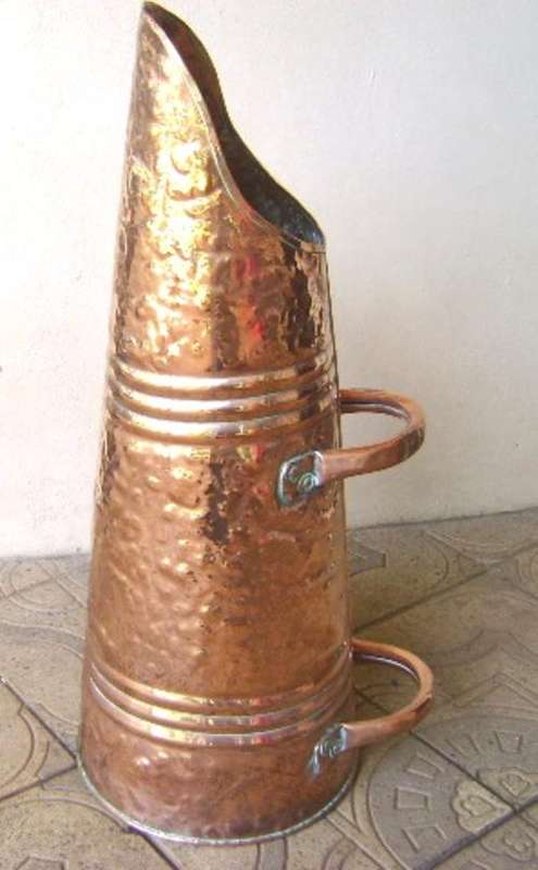 BEAUTIFUL HAMMERED CAPE RED COPPER COAL SCUTTLE.