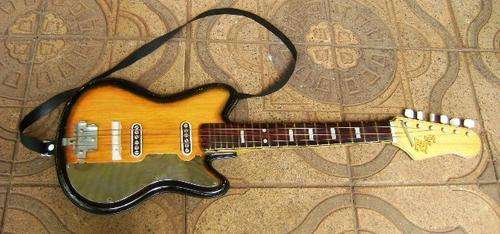 1960'S VINTAGE TN JAPAN TINPLATE GUITAR IN GOOD CONDITION