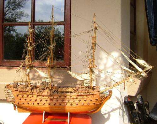 VINTAGE BRITISH HMS VICTORY MODEL SHIP IN HIGH DETAIL.