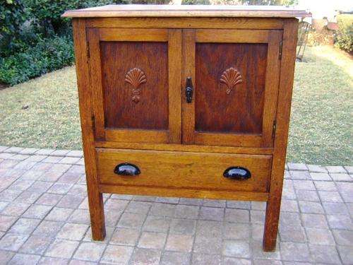 QUAINT LITTLE OAK WASH STAND WITH DRAWER