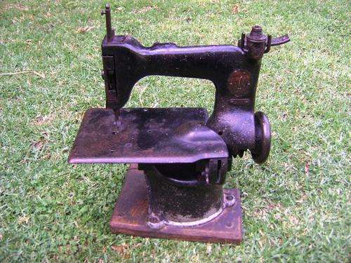 1930'S SINGER 24-33 INDUSTRIAL SEWING MACHINE FOR TLC.
