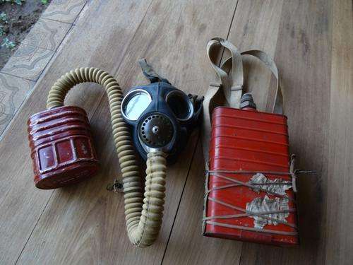 1941 WW2 CANADIAN GAS MASK PLUS EXTRA CANISTER