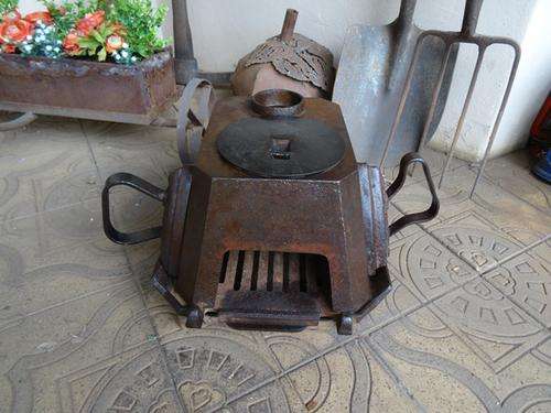 VINTAGE CAST IRON IRON STOVE WITH 2 IRONS