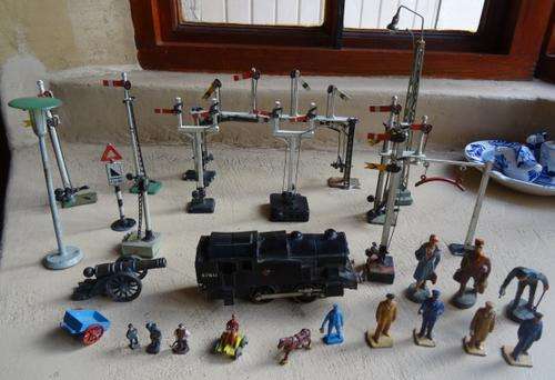 VINTAGE DIE CAST RAILWAY SIGNALS, FIGURINES AND STEAM LOCO