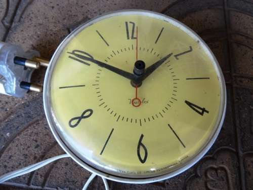 VINTAGE 150 MM WESTCLOX CANADA ELECTRIC WALL CLOCK RUNNER