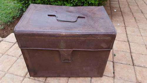 OLD LAUREL PARAFFIN TIN BOX