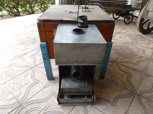 ANTIQUE CHICKEN/DUCK EGG SELF REGULATING PARAFFIN INCUBATOR