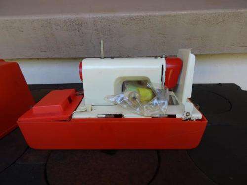 VINTAGE BANDAI JAPAN SEWING MACHINE BATTERY OPERATED. MACHINE IS TINPLATE.