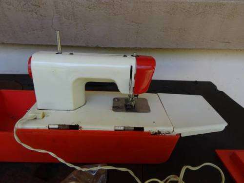 VINTAGE BANDAI JAPAN SEWING MACHINE BATTERY OPERATED. MACHINE IS TINPLATE.