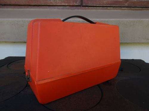 VINTAGE BANDAI JAPAN SEWING MACHINE BATTERY OPERATED. MACHINE IS TINPLATE.