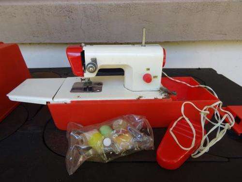 VINTAGE BANDAI JAPAN SEWING MACHINE BATTERY OPERATED. MACHINE IS TINPLATE.