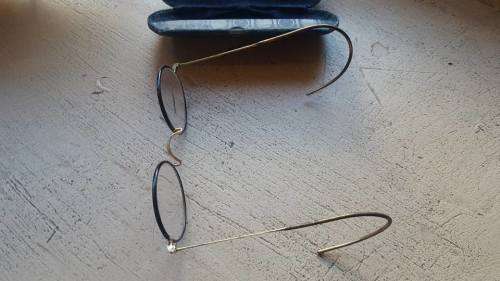 ANTIQUE PAIR OF GLASSES IN SOLID GOLD FRAME 9 CT PLUS