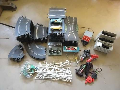 VINTAGE MASSIVE ORIGINAL TRI-ANG SCALEXTRIC WITH 4 CARS AND LOTS OF TRACK