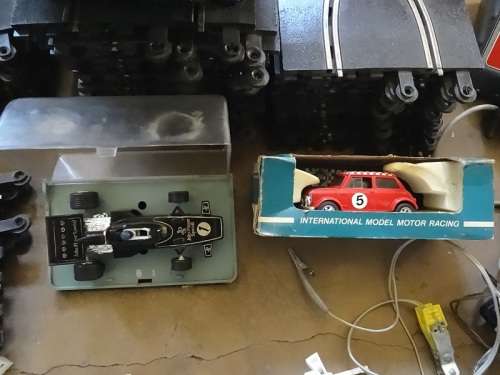 VINTAGE MASSIVE ORIGINAL TRI-ANG SCALEXTRIC WITH 4 CARS AND LOTS OF TRACK