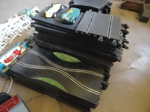 VINTAGE MASSIVE ORIGINAL TRI-ANG SCALEXTRIC WITH 4 CARS AND LOTS OF TRACK