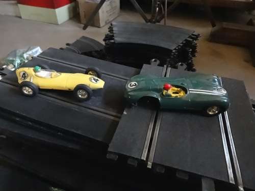 VINTAGE MASSIVE ORIGINAL TRI-ANG SCALEXTRIC WITH 4 CARS AND LOTS OF TRACK
