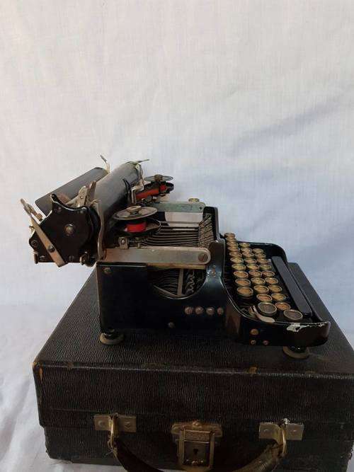 1917 CORONA NO 3 TYPEWRITER, CASE SIZE 290 X 250 X 120 MM