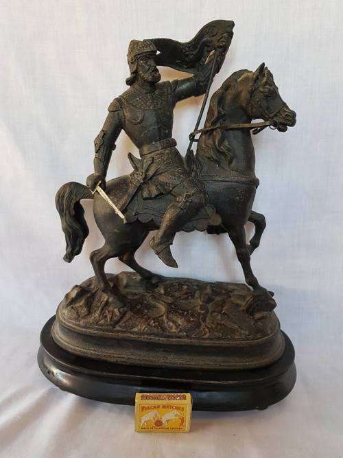 ANTIQUE ENGLISH KNIGHT/SOLDIER SPELTER STATUE