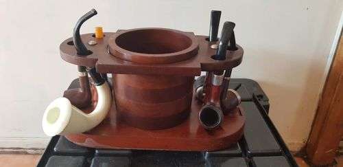 VINTAGE PIPE STAND WITH QUALITY PIPES