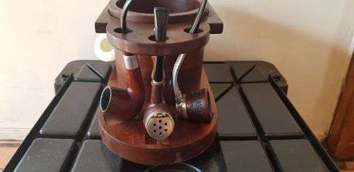 VINTAGE PIPE STAND WITH QUALITY PIPES
