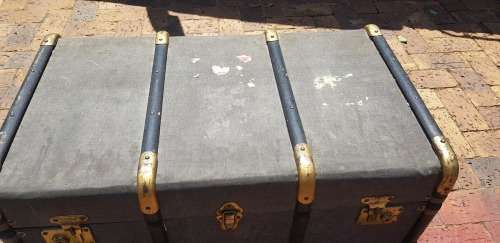 VINTAGE LARGE SAR TRUNK WITH TRAY
