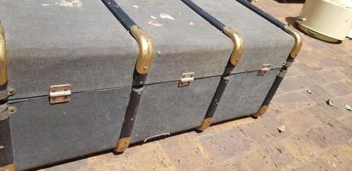 VINTAGE LARGE SAR TRUNK WITH TRAY