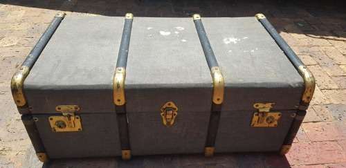 VINTAGE LARGE SAR TRUNK WITH TRAY