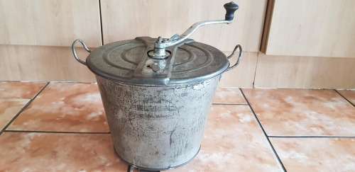 CIRCA 1904 UNIVERSAL BREAD DOUGH MIXER
