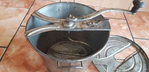 CIRCA 1904 UNIVERSAL BREAD DOUGH MIXER