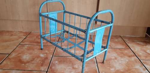 VINTAGE DOLLS METAL COT