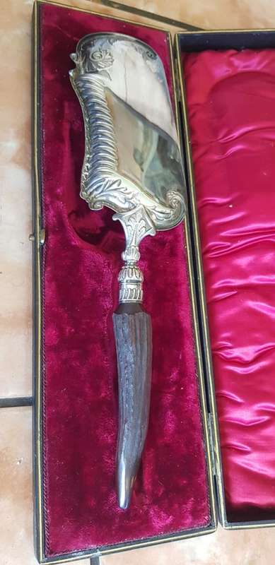 LARGE ANTIQUE EXCELLENT VICTORIAN CRUMB SCOOP.