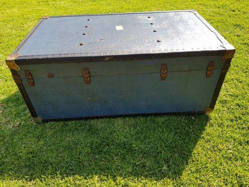 1920 OVERPOND WATER RESISTANT TRAVEL TRUNK. 91 X 51 X 37 CM