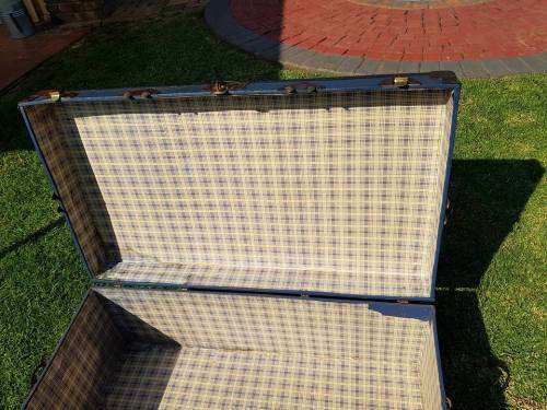 1920 OVERPOND WATER RESISTANT TRAVEL TRUNK. 91 X 51 X 37 CM