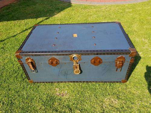 1920 OVERPOND WATER RESISTANT TRAVEL TRUNK. 91 X 51 X 37 CM