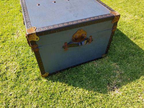1920 OVERPOND WATER RESISTANT TRAVEL TRUNK. 91 X 51 X 37 CM