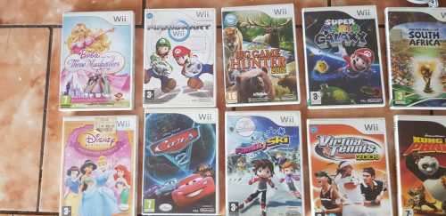 Wii COMPLETE WITH ACCESSORIES AND 16 GAMES.