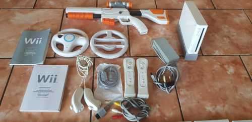 Wii COMPLETE WITH ACCESSORIES AND 16 GAMES.