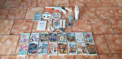 Wii COMPLETE WITH ACCESSORIES AND 16 GAMES.