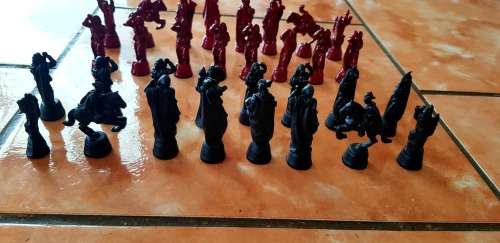 VINTAGE HEAVY CAST CHESS SET, 1.9 KG, HIGHEST IS QUEEN 75 MM