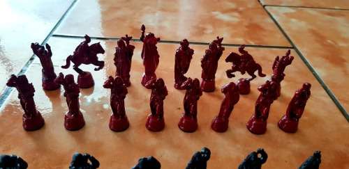 VINTAGE HEAVY CAST CHESS SET, 1.9 KG, HIGHEST IS QUEEN 75 MM
