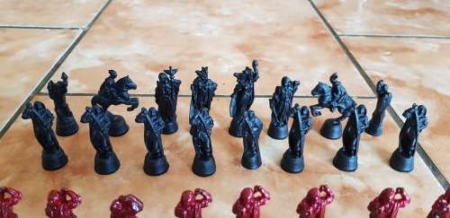 VINTAGE HEAVY CAST CHESS SET, 1.9 KG, HIGHEST IS QUEEN 75 MM