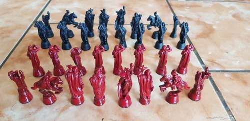 VINTAGE HEAVY CAST CHESS SET, 1.9 KG, HIGHEST IS QUEEN 75 MM